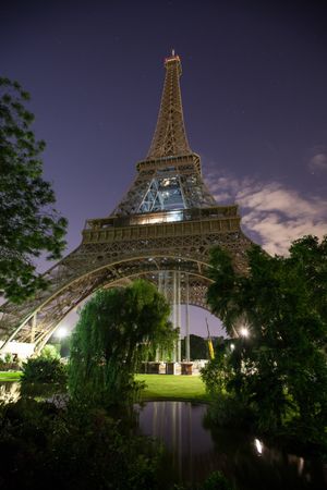 La tour Eiffel de nuit comme de jour.